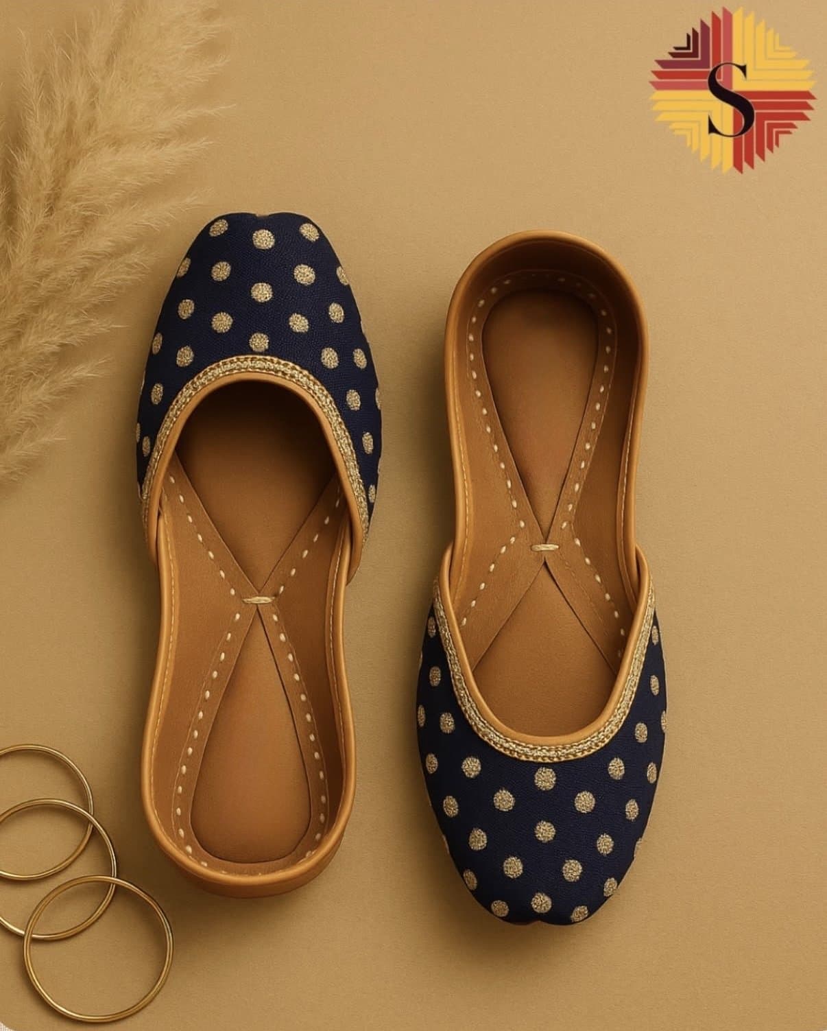Embroidered polka-dot juttis